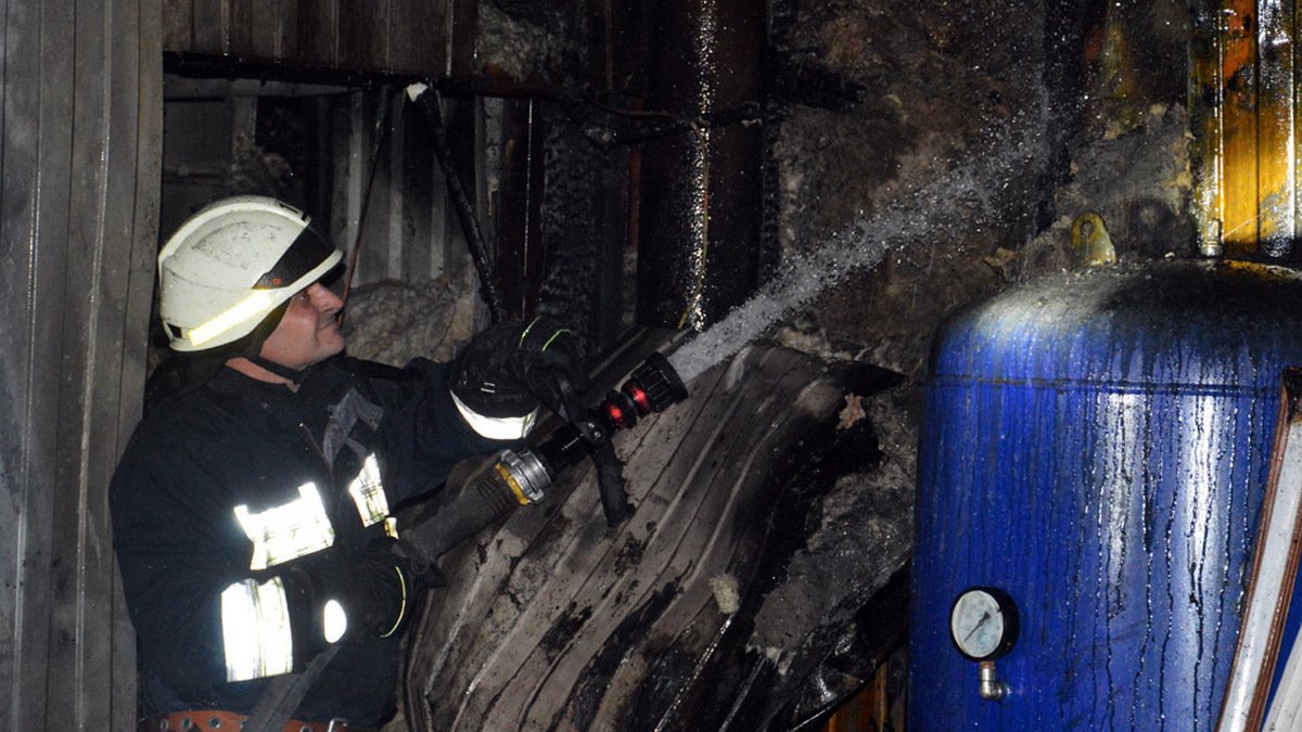 В Днепре на проспекте Богдана Хмельницкого спасатели больше часа тушили пожар на предприятии