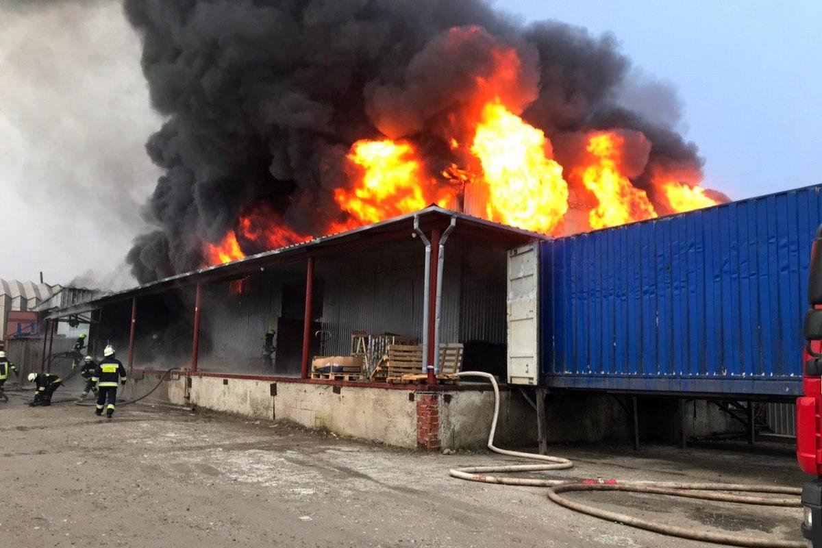 Масштабный пожар под Днепром: горел склад автомобильных запчастей