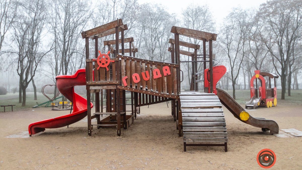 В Днепре разваливается детская площадка на Солнечном: ее обещают отремонтировать