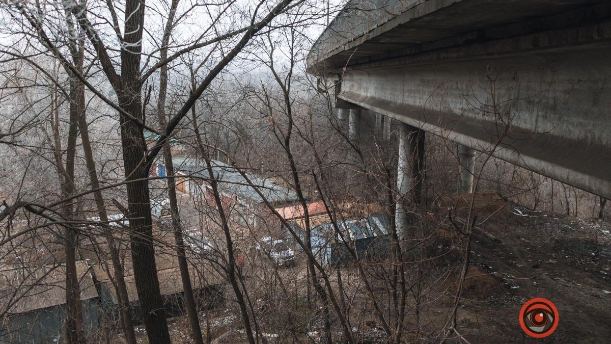 В Днепре на проезде Гальченко мужчина спрыгнул моста