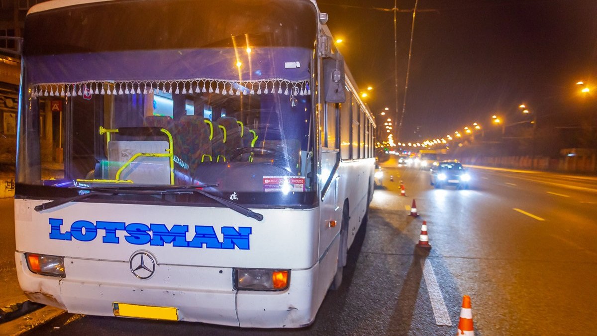 В Днепре на Слобожанском проспекте занесло Lotsman 115-го маршрута: видео момента аварии