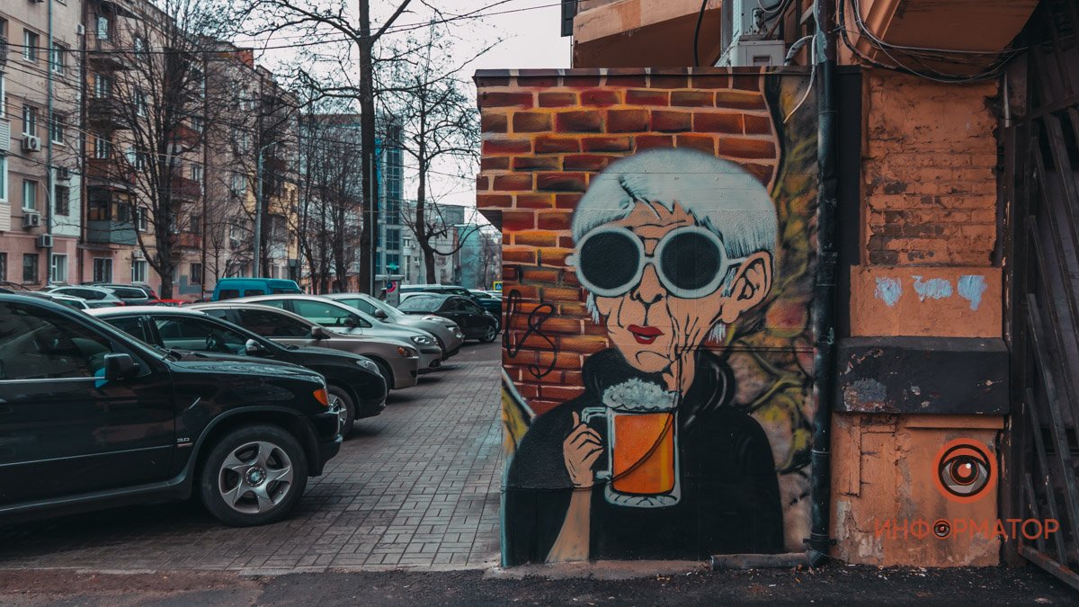 В Днепре появилось новое граффити с пьющей бабулей