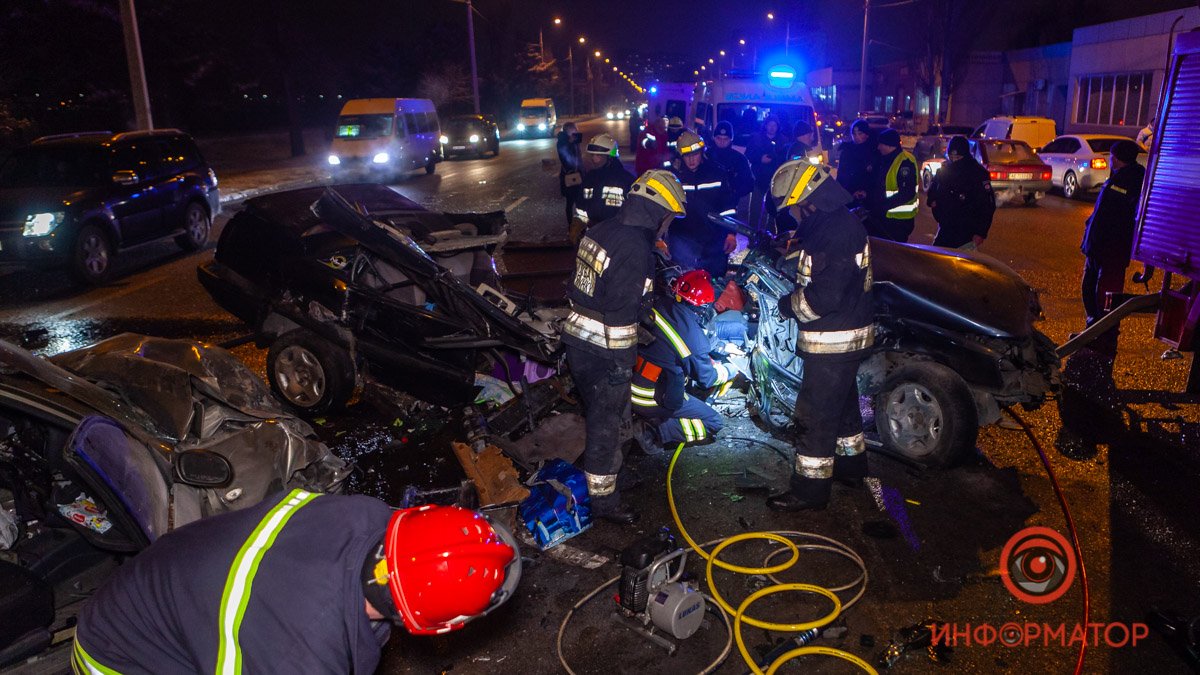 В Днепре на Малиновского столкнулись три авто: двое погибли, двое пострадали