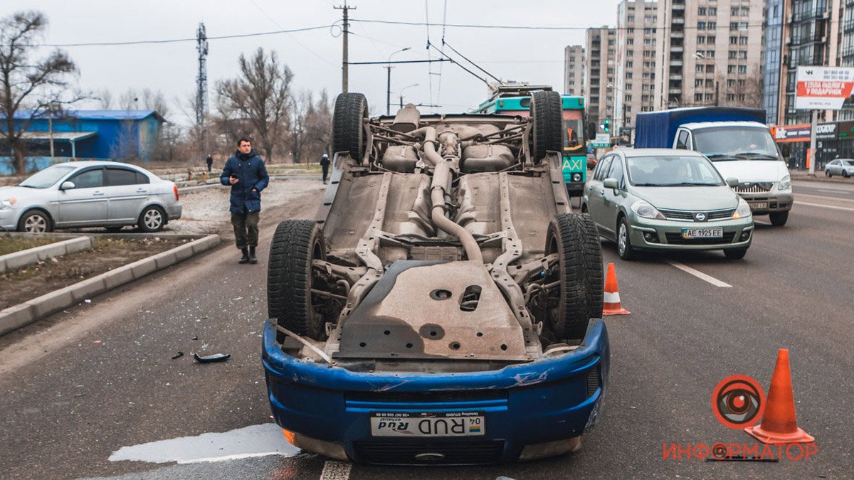 В Днепре на Набережной Победы перевернулся Subaru: видео момента аварии