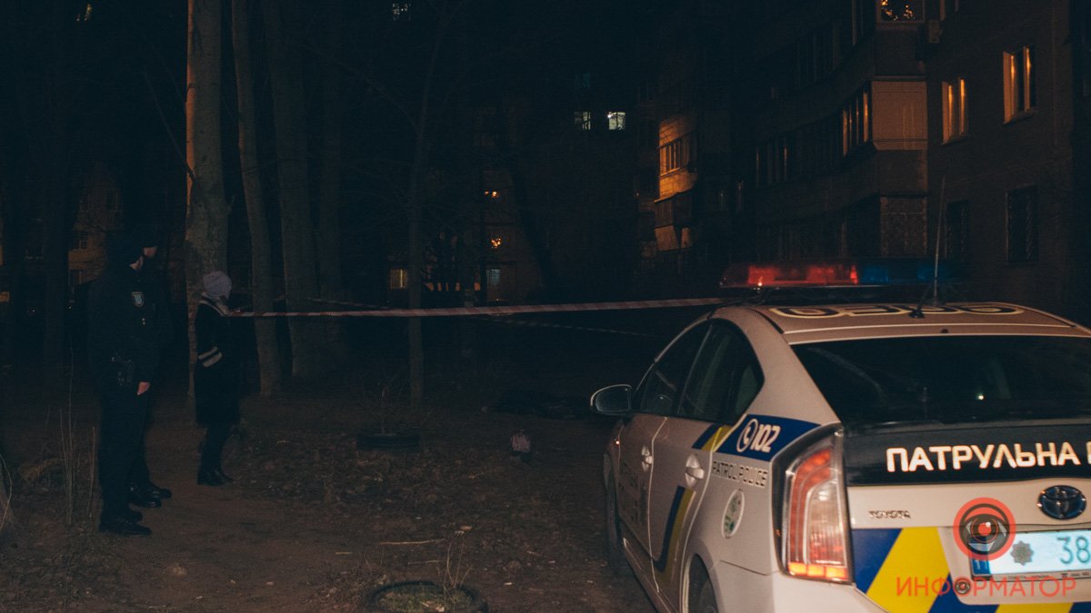 В Днепре на проспекте Героев возле многоэтажки нашли тело мужчины