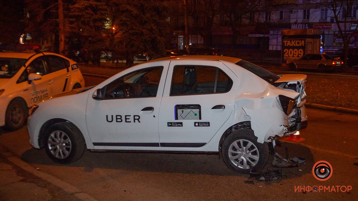 В Днепре на Гагарина столкнулись Renault службы Uber и Daewoo