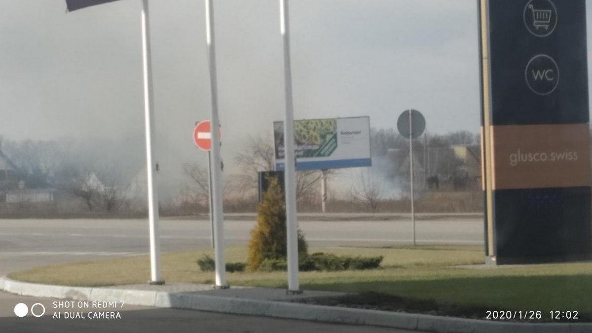 В Днепре возле "Эпицентра" горела трава: пожар тушили полчаса
