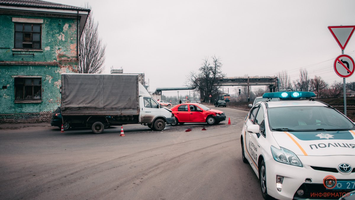 В Днепре на Яхненковской столкнулись "Газель" и Dacia: одного из водителей забрала скорая