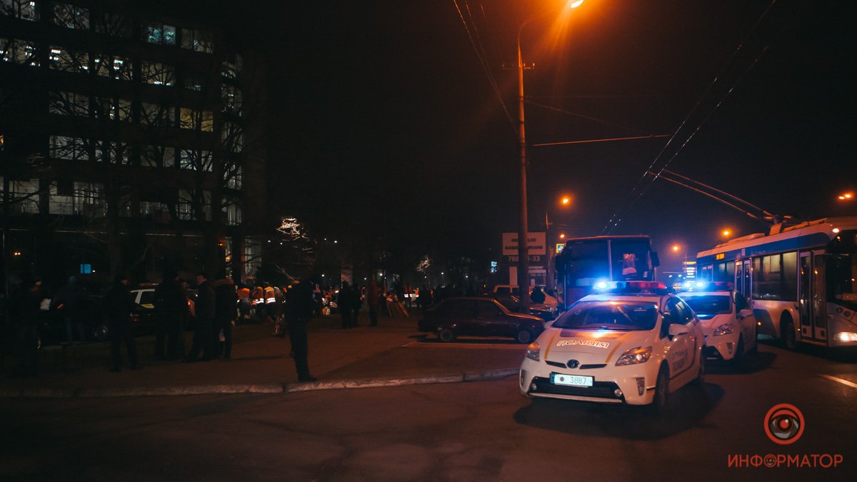 "Они мешают нам протестовать": почему в Днепре перекрывали выезд с парковки ПриватБанка