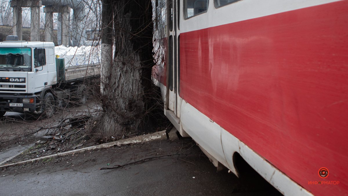 В Днепре на Каруны трамвай сошел с рельсов и зацепил дерево