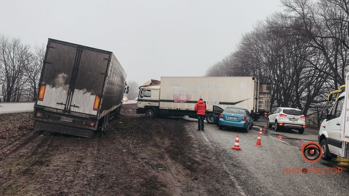 В Днепре на Криворожской трассе случились 3 аварии из 7 машин: движение затруднено