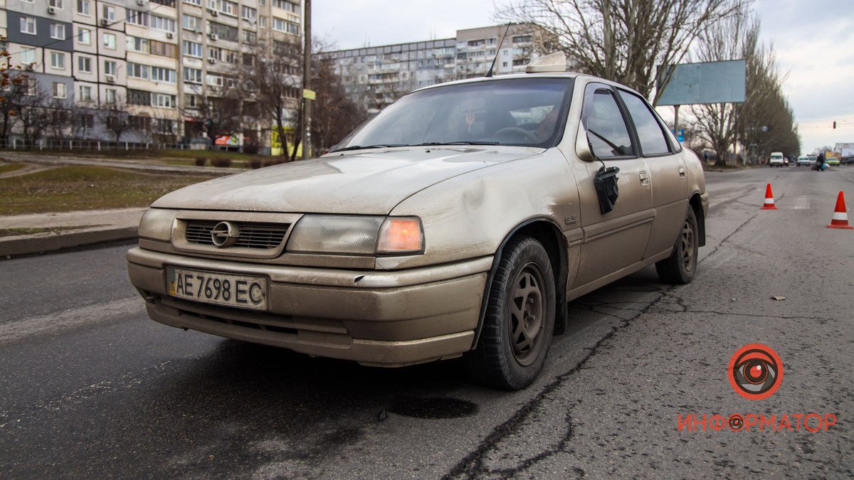 В Днепре на Донецком шоссе Opel зацепил девушку, которая шла по пешеходному переходу: пострадавшую забрала скорая