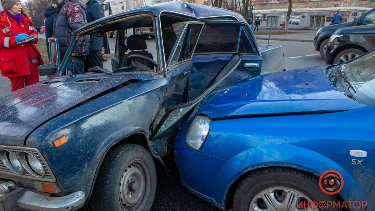 В Днепре на Поля столкнулись ВАЗ и Chevrolet: видео момента аварии