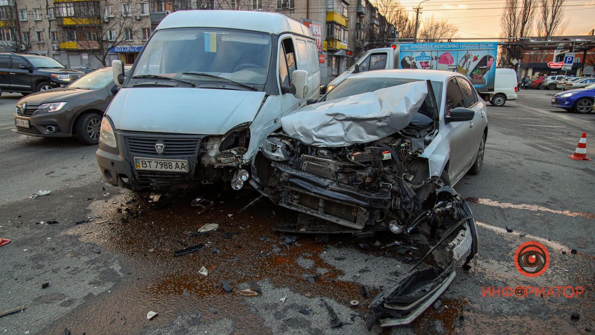 В Днепре на Слобожанском проспекте столкнулись Volkswagen и ГАЗель: пострадавшего забрала скорая