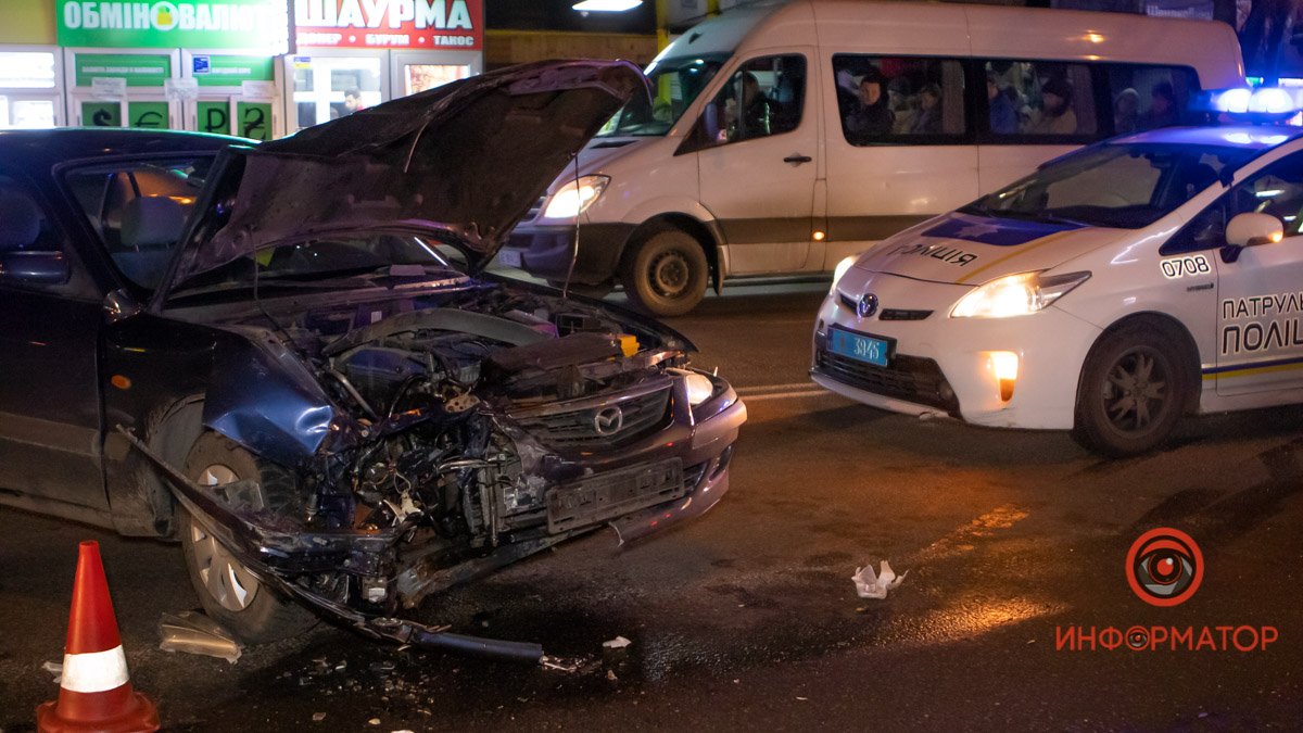 В Днепре на Титова столкнулись Mazda и Nissan: водитель сбежал с места аварии