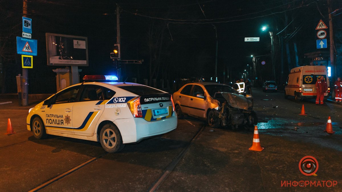 В Днепре на Яворницкого скорая столкнулась с Chevrolet и перевернулась: пострадал мужчина