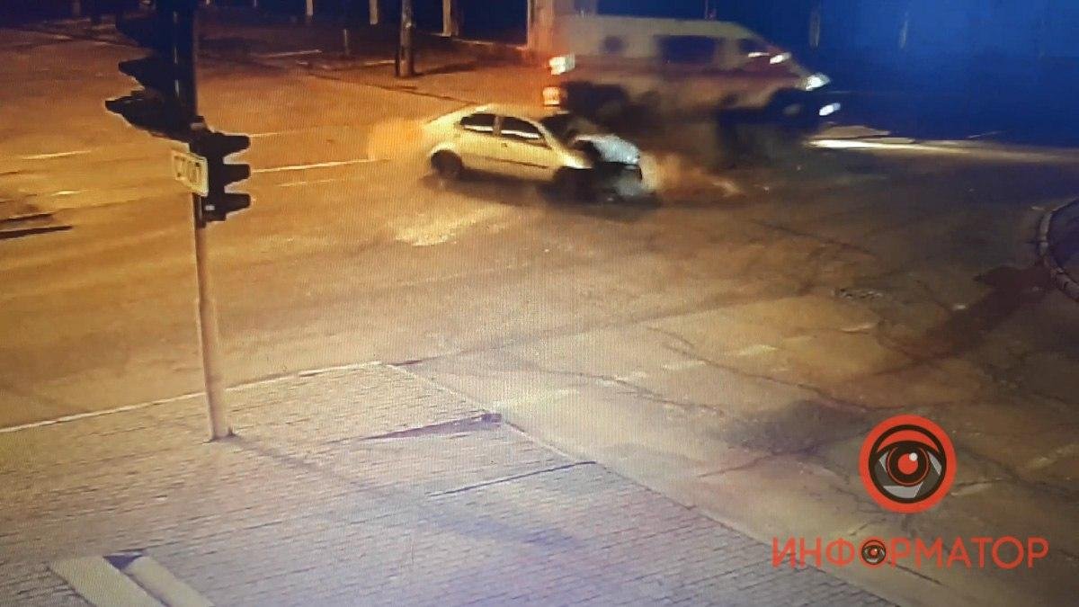 В Днепре на Яворницкого скорая столкнулась с Chevrolet и перевернулась: появилось видео момента
