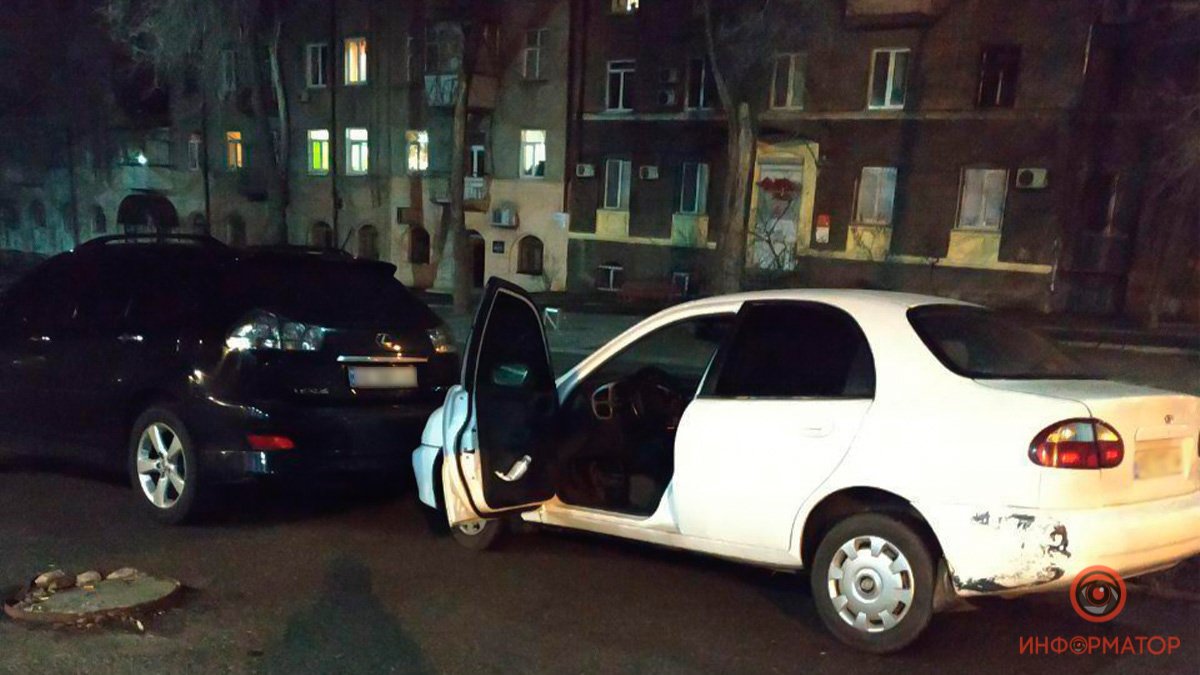 В Днепре пьяный таксист Uber врезался в столб и ударил припаркованный возле райотдела Lexus