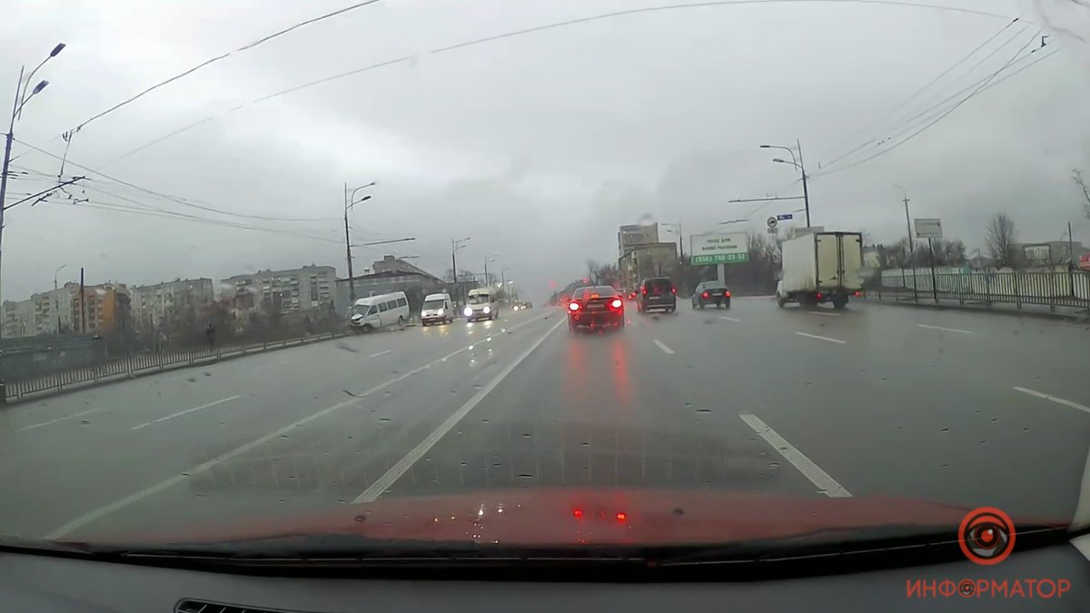 В Днепре на Слобожанском проспекте маршрутка с пассажирами влетела в столб: видео момента аварии