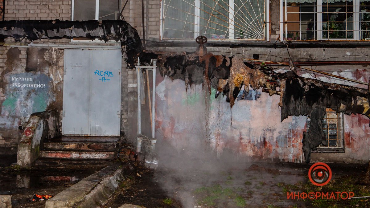 В Днепре возле общежития НТУ упала труба отопления: улицу заливает кипятком