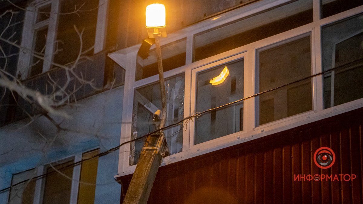В Днепре на Гладкова водитель Lexus неудачно припарковался и повалил фонарный столб на балкон