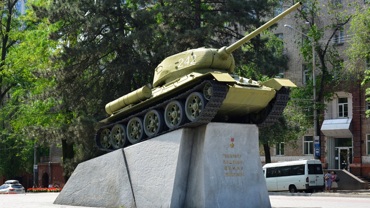 Танк "переезжает": куда в Днепре планируют перенести памятник генералу Пушкину
