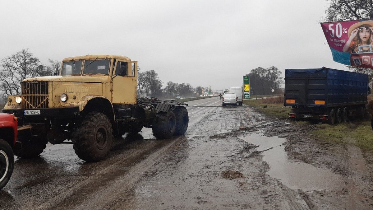 Под Днепром спасатели достали грузовик, застрявший в грязи