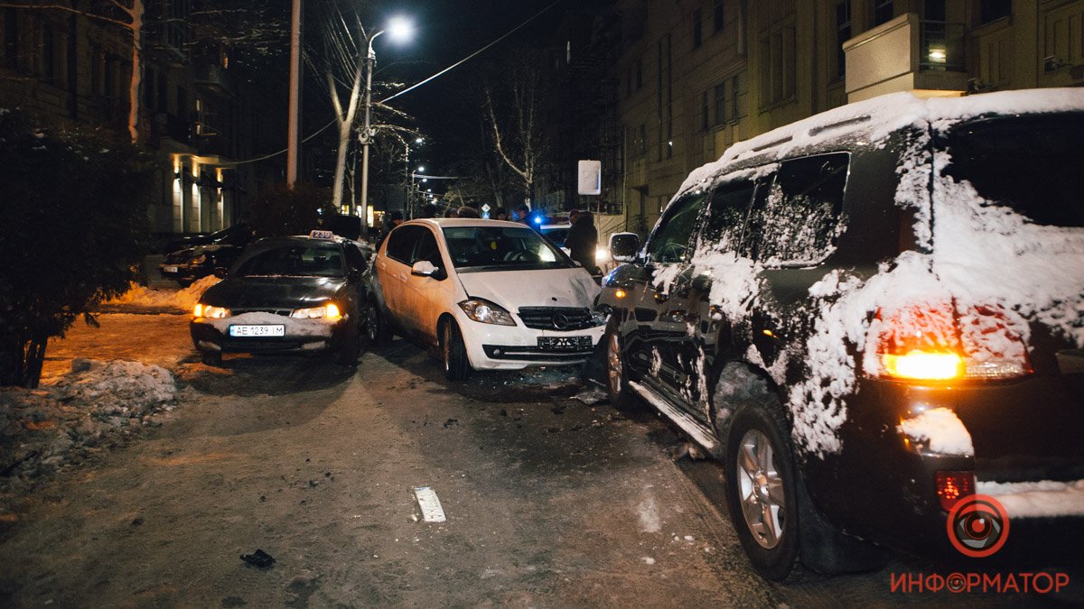 В Днепре на Ефремова столкнулись Mercedes, Toyota и Daewoo: видео момента аварии