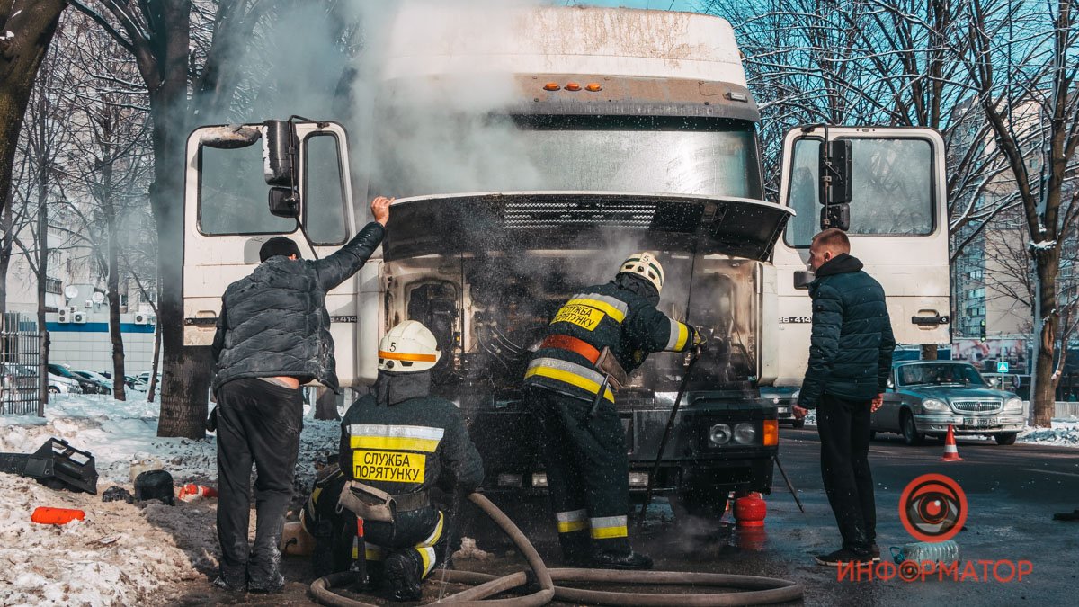 В Днепре на Рабочей загорелся грузовик