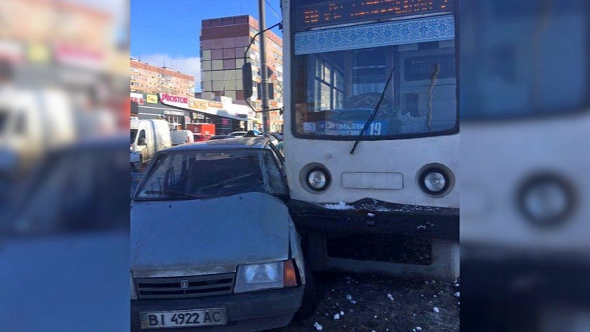 В Днепре на проспекте Мира трамвай ударил ВАЗ и протащил его пару метров