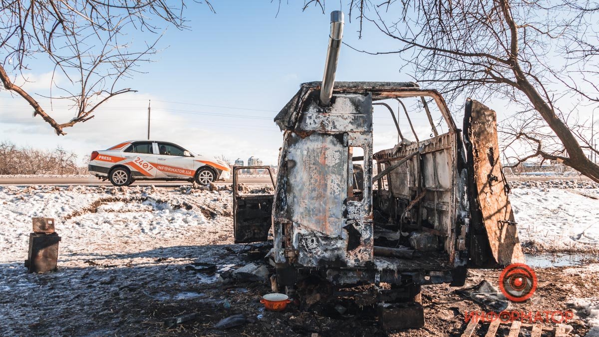В Днепре на Донецком шоссе сгорел старый автомобиль, который использовали для приема дизельного топлива