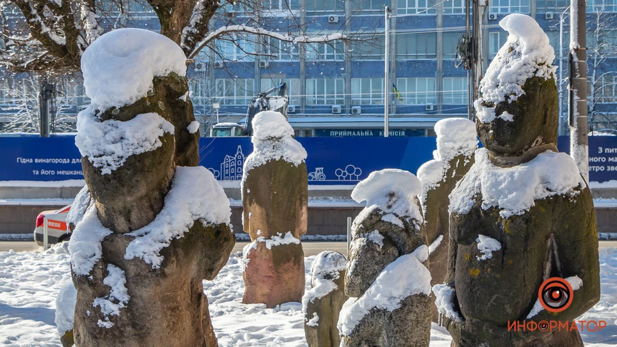 Каменные бабы Днепра нарядились в снежные шапки