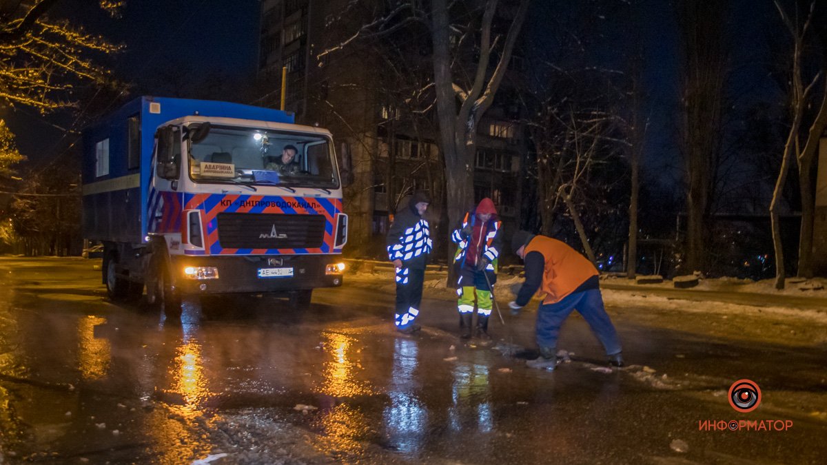 В Днепре на Юрия Савченко забилась канализация: по улице течет вода