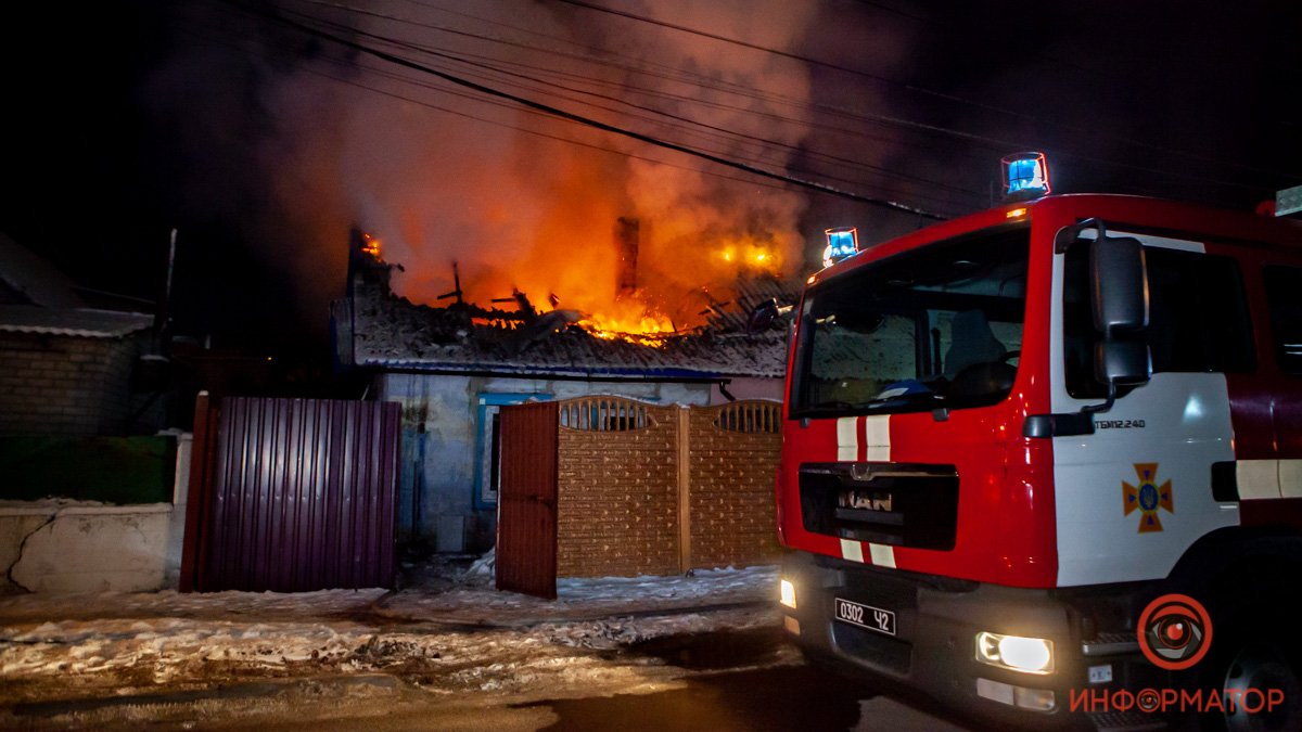 В Днепре на Кодацком спуске горел частный дом: семья погорельцев просит помощи