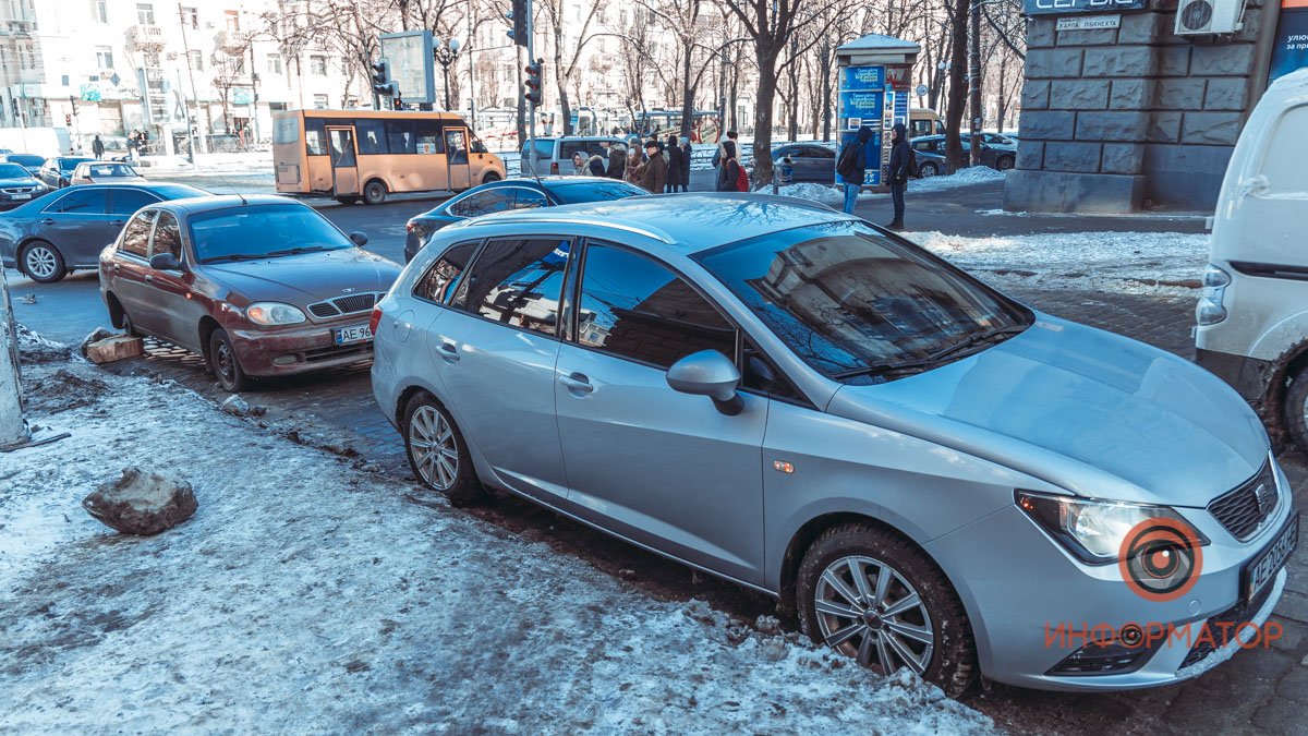 В центре Днепра из-за ямы на дороге автомобили остаются без колес
