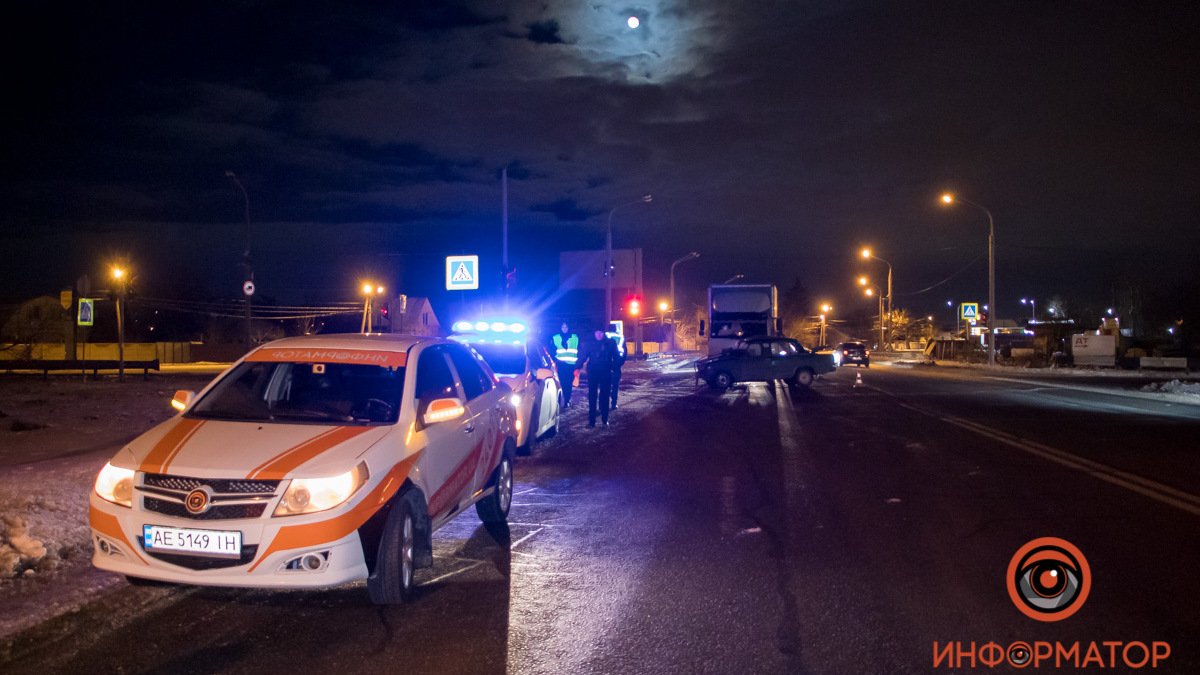 В Днепре на Полтавском шоссе столкнулись грузовик и ВАЗ: есть пострадавшие