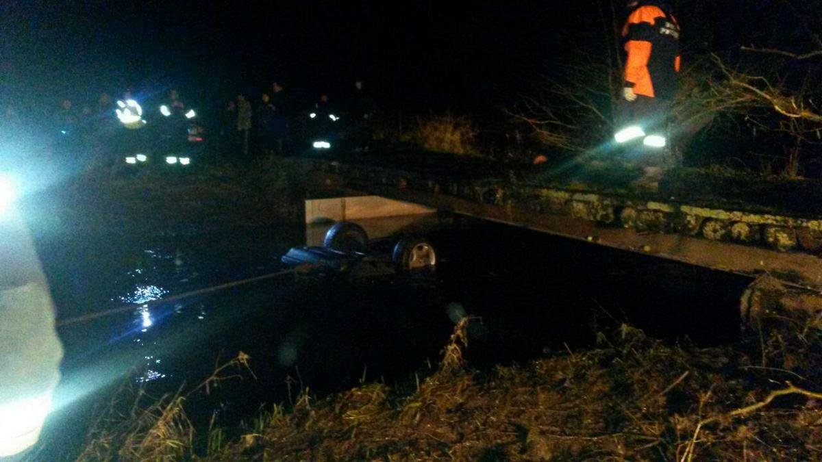 Под Днепром автомобиль упал с моста в реку: погибла 19-летняя девушка