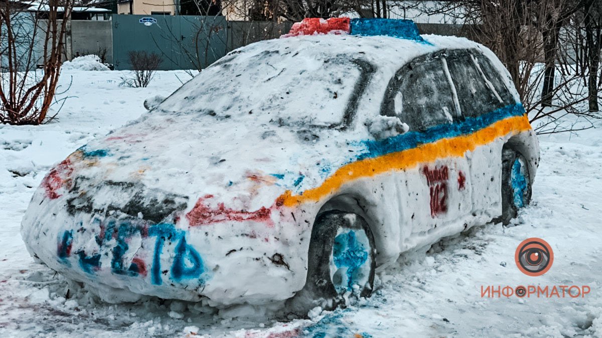 В Днепре слепили патрульную машину из снега: на место вызвали полицию