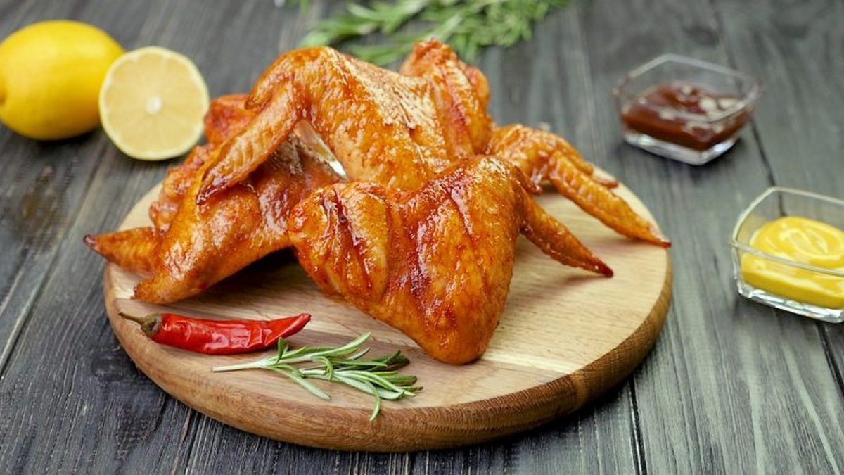 Бюджетные и вкусные рецепты: как приготовить куриные крылышки разными способами