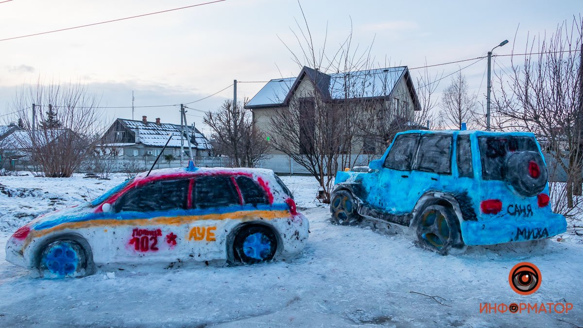 В Днепре рядом со снежной патрульной машиной слепили "гелик"