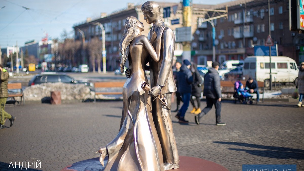 В центре Каменского открыли скульптуру влюбленных