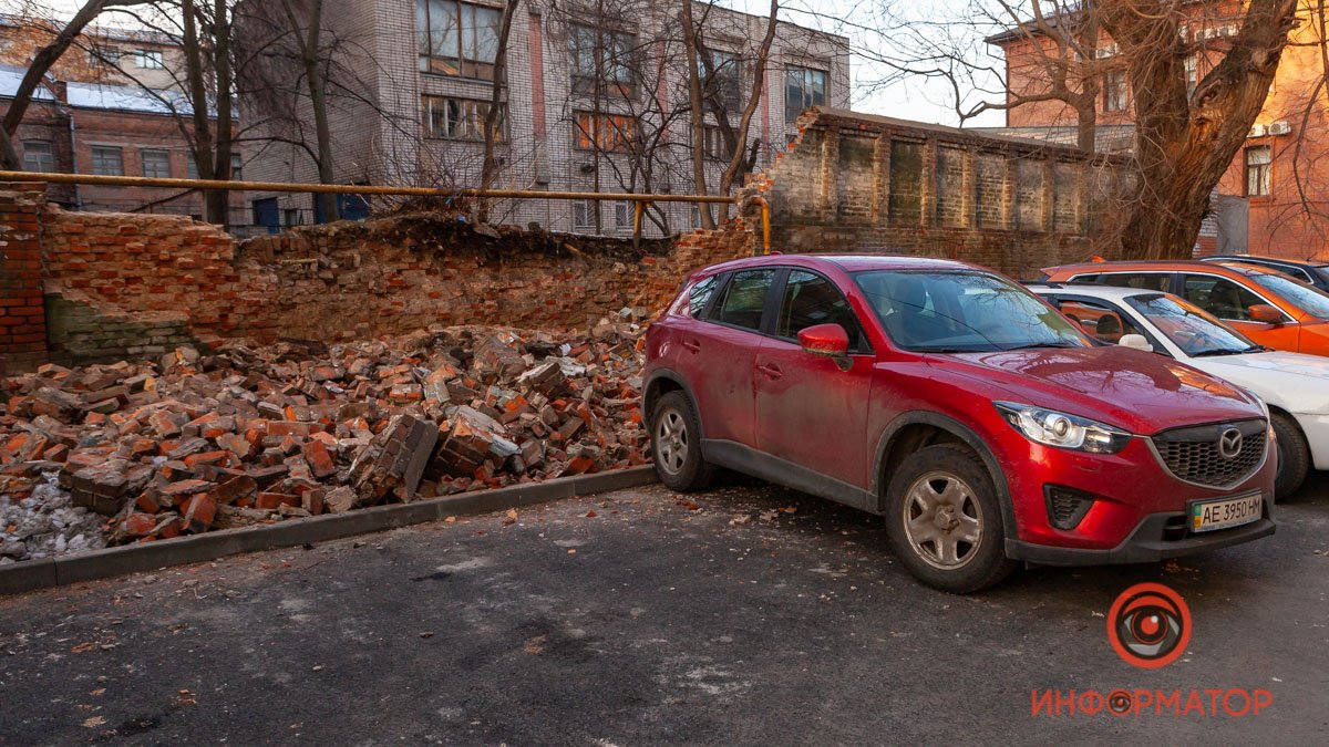 В центре Днепра часть стены рухнула на припаркованный Alfa Romeo