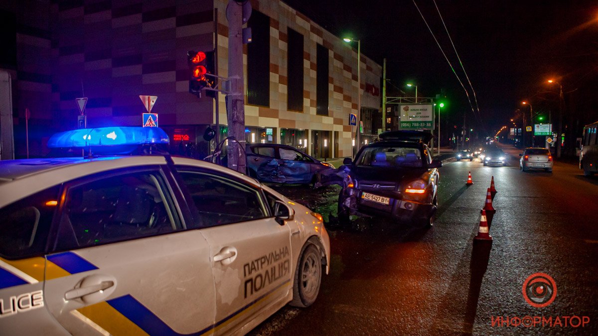 В Днепре на Титова столкнулись Hyundai и Nissan: пострадали ребенок и девушка
