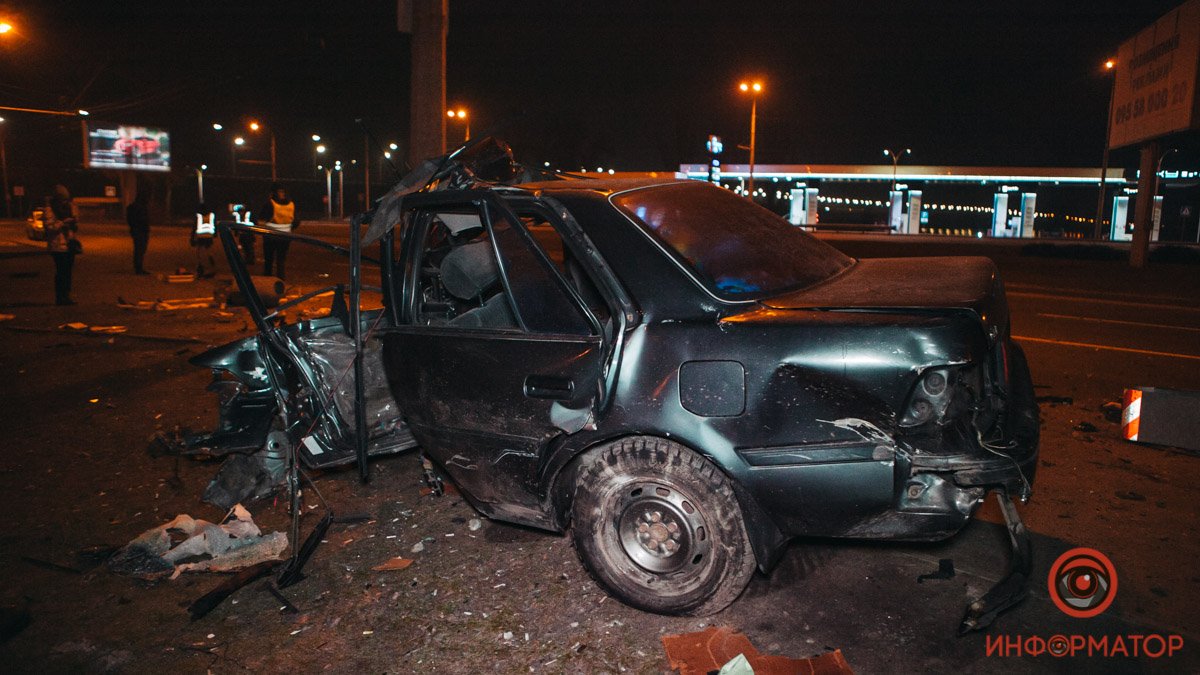 В Днепре возле Кайдакского моста Toyota влетела в столб: водитель погиб