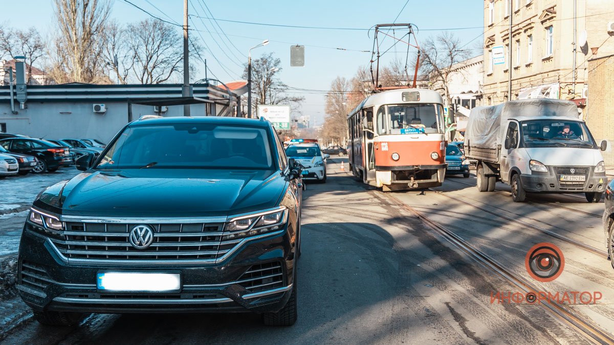 В Днепре на Чернышевского Volkswagen сбил мужчину, который вышел из трамвая