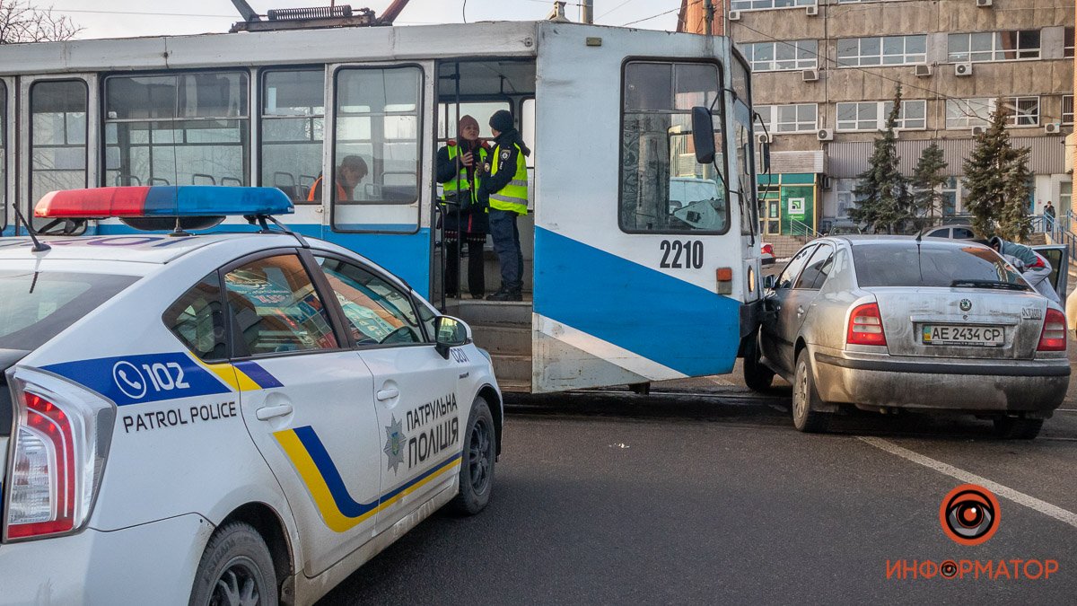 В Днепре возле Речпорта столкнулись трамвай и Skoda: движение трамваев заблокировано