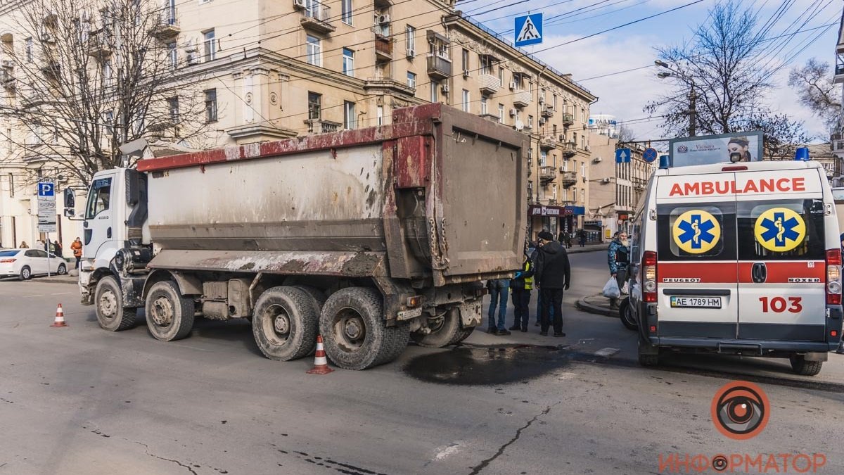 В Днепре на проспекте Яворницкого грузовик Ford переехал мужчину: движение затруднено