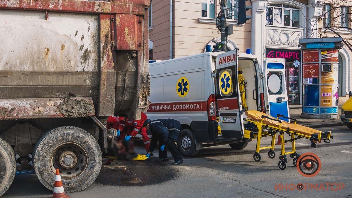 В центре Днепра грузовик переехал мужчину: видео момента аварии