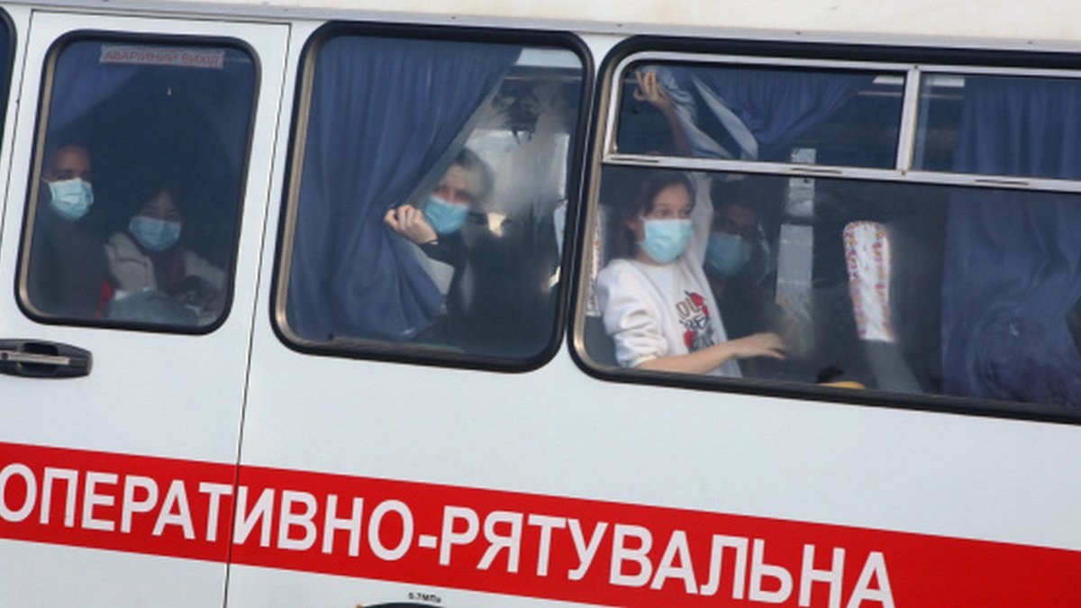 Эвакуация украинцев из Уханя в Новые Санжары: в разбитом автобусе были жители Днепропетровской области