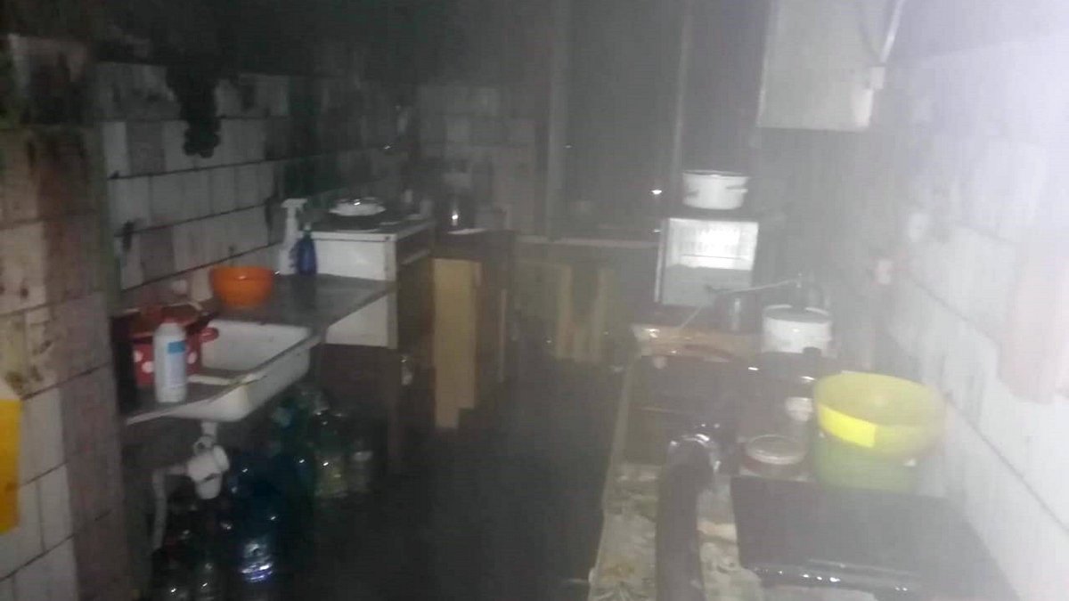Недалеко от Днепра из горящего дома спасли 10 человек: трое из них - дети